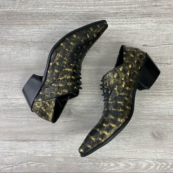 NWT Wolf Valley PointToe Gold embossed Black Shoes